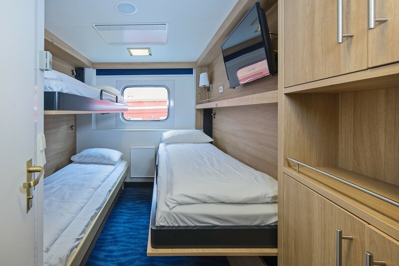 Polar Outside | Triple on middle or upper deck with window (restricted view)